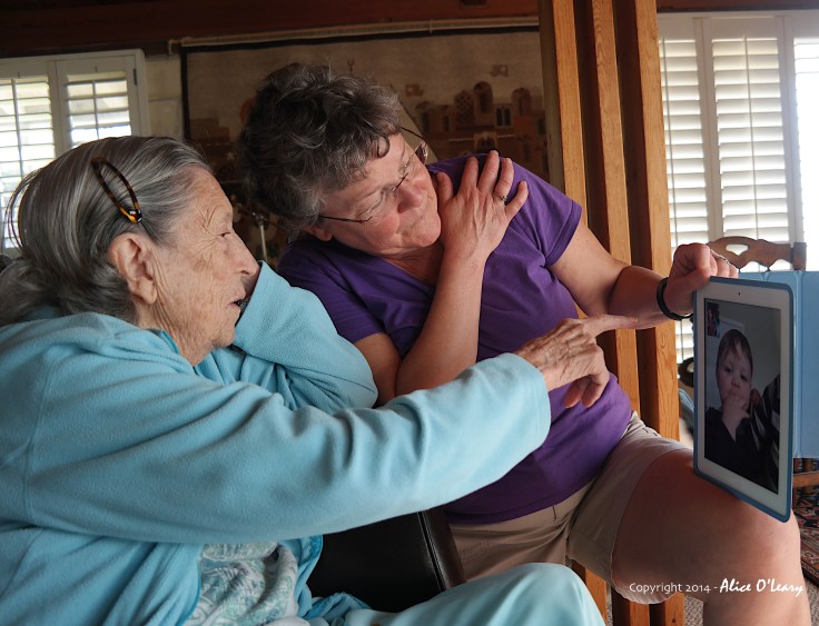 Bunny and iPad2015__0315___669